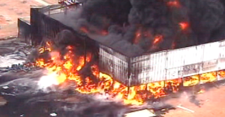 2jan2013---um-incendio-atinge-um-galpao-de-oleo-na-manha-desta-quarta-feira-2-na-zona-oeste-do-rio-de-janeiro-uma-grande-coluna-negra-de-fumaca-so