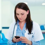 imagem-mostra-medica-lendo-mensagem-no-celular-1382716231989_300x300